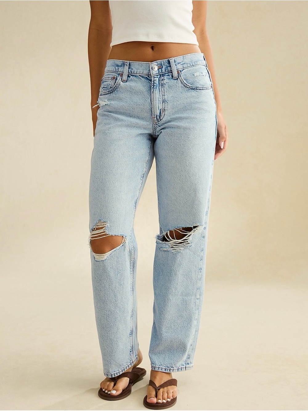 AE Strigid Ripped High-Waisted
Stovepipe Jeans